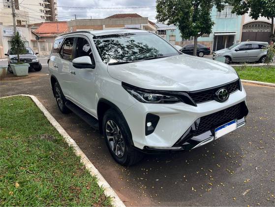 TOYOTA HILUX SW4 2.8 D-4D TURBO DIESEL SRX PLATINUM 7L 4X4 AUTOMÁTICO